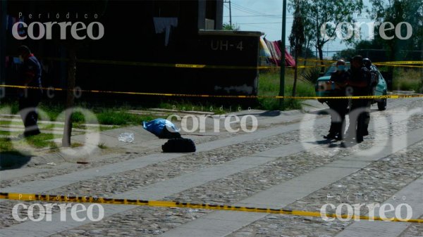 Mientras reparaba su auto, asesinan a un hombre en León