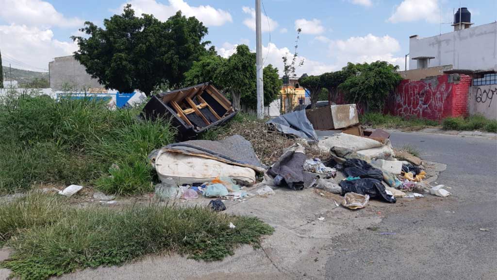 León: Convierten calles en basureros en Villas de la Luz y Villas de San Juan