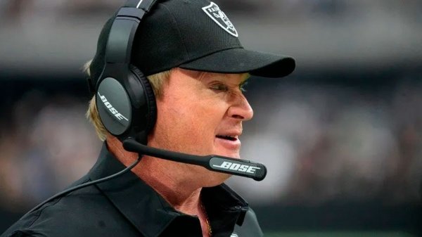 Entrenador de los Raiders deja su cargo de manera escandalosa