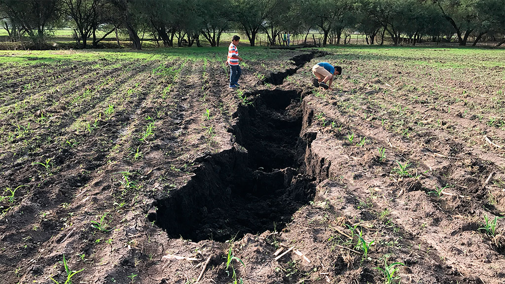 Vecinos de Cieneguita de Morales en Pénjamo tienen 1 año viviendo entre grietas