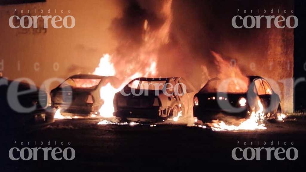 Incendian tres vehículos oficiales del municipio de Santiago Maravatío