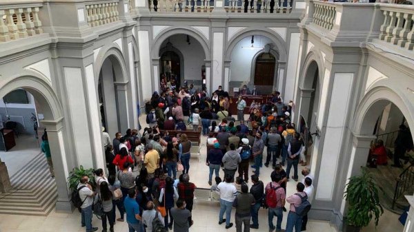 Morenistas ‘agandallan’ oficinas del Ayuntamiento de Silao; opositores, al patio