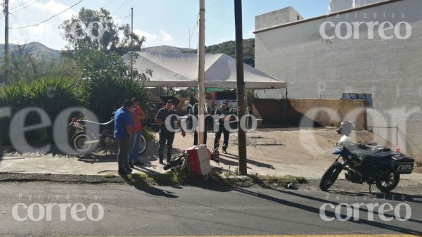 Joven motociclista resulta herido al chocar con camión de Guanajuato