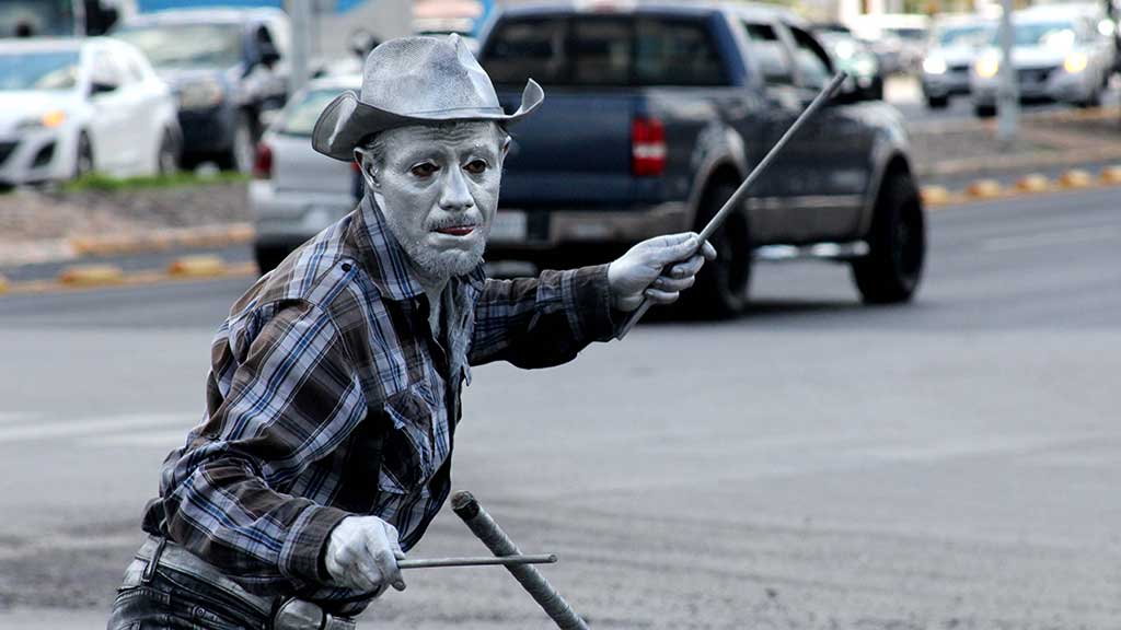 Pese a operativos, artistas urbanos y vendedores siguen invadiendo los cruceros de Celaya