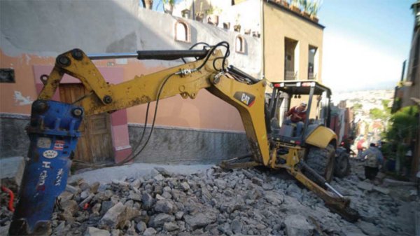 Retiran escalinata en calle Montes de Oca de San Miguel de Allende