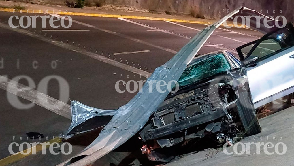 Conductora destroza su auto en ‘curva de la muerte’ en Irapuato y escapa