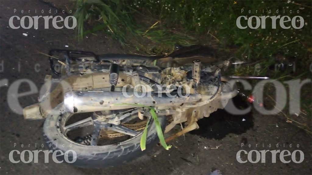 Aparatoso choque deja un motociclista muerto en carretera de Valle de Santiago