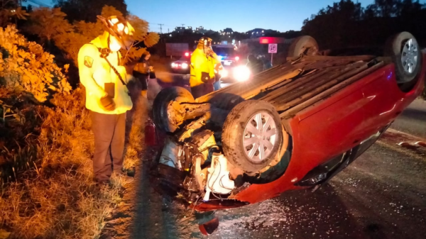 Hombre queda lesionado tras volcar su auto en la Guanajuato-Silao