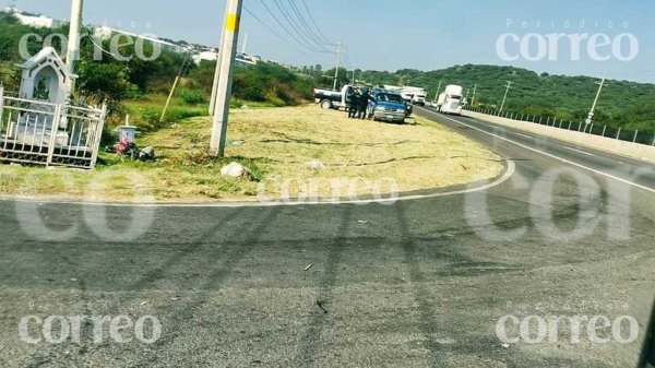 Descubren el cuerpo de un hombre en la carretera Panamericana de Apaseo el Alto