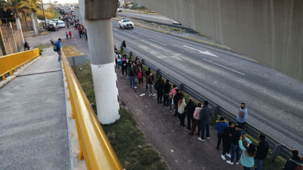 Guanajuato: Personas de 18 a 29 años madrugan y hacen largas filas para recibir vacuna