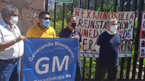 Empleados y extrabajadores de GM se manifiestan en las instalaciones de la STPS