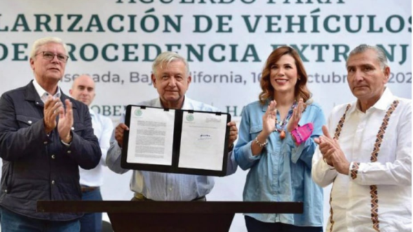 AMLO firma decreto que regulariza autos ‘chocolate’