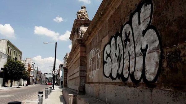 Pese a rehabilitación, dejan en el abandono al Puente de las Monas el centro de Celaya