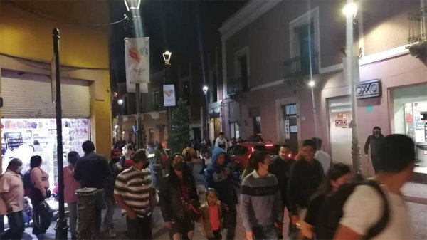 Capitalinos y turistas abarrotan las calles del centro en el primer fin de semana del FIC en Guanajuato