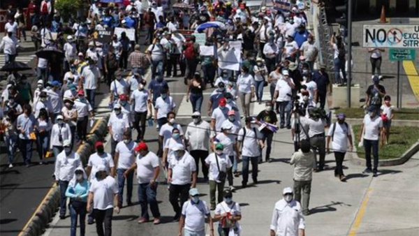 Miles de salvadoreños protestan contra gobierno de Nayib Bukele