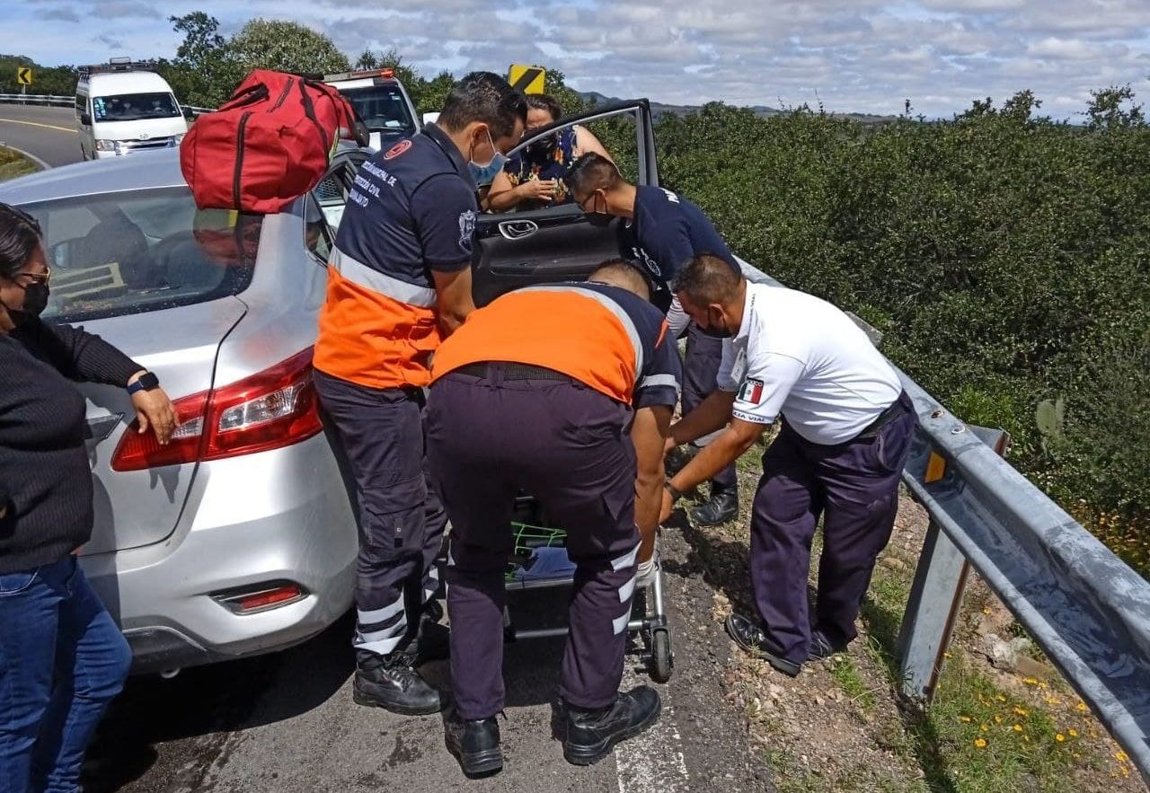 Accidente entre moto y auto en la Guanajuato-Dolores Hidalgo deja dos lesionados