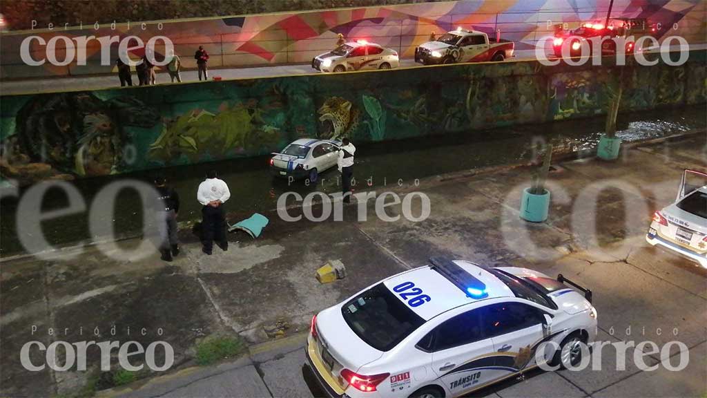 Se salva ‘de milagro’ tras caer con su auto al Malecón del Río en León