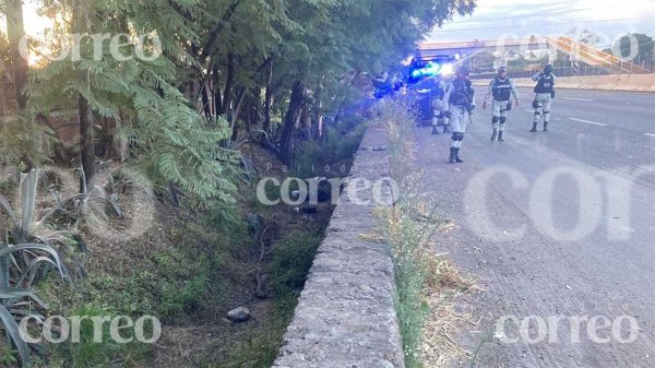 Descubren cuerpo en canal de riego a orillas de la carretera federal Salamanca-Celaya