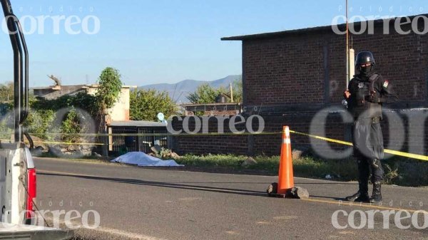 Ultiman a un hombre sobre la carretera La Herradura en Pénjamo