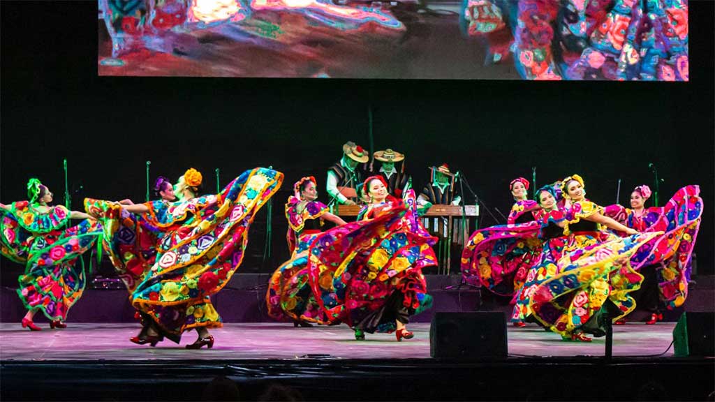 Se luce el Ballet Folklórico de la Universidad de Guanajuato en su presentación del FIC