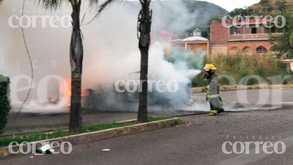 Fuego consume camioneta en Pénjamo y deja un herido