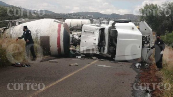 Valle de Santiago: Volcadura de camión revolvedora deja daños materiales y bloqueo vial