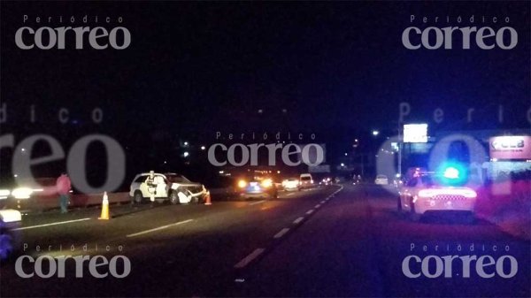 Aparatoso choque deja tres lesionados en la carretera Irapuato León