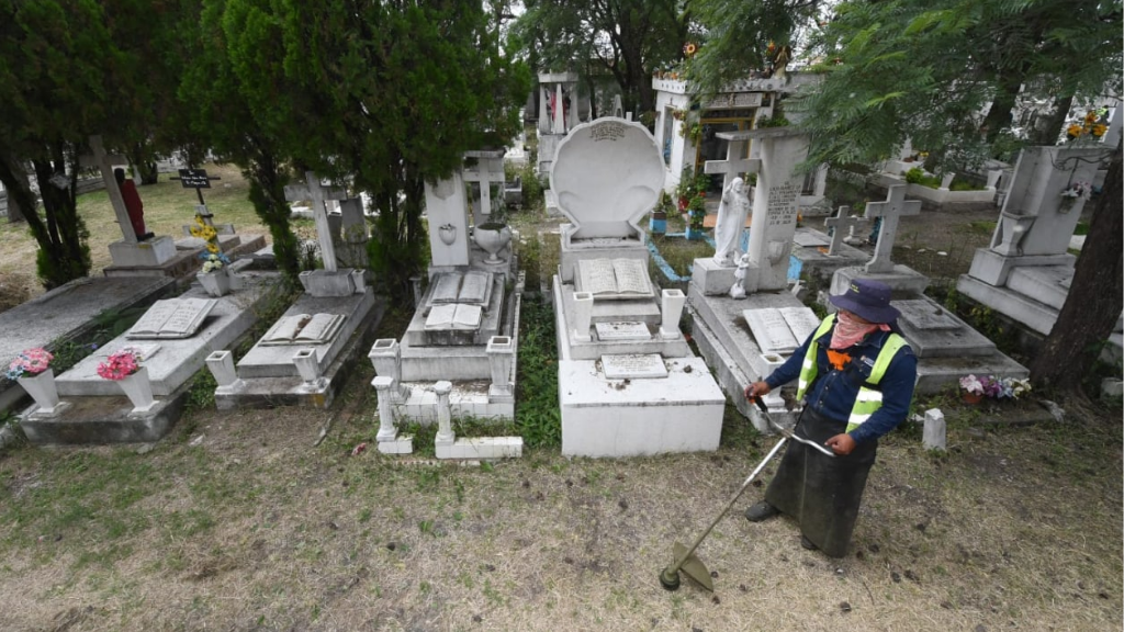 Preparan panteones de Irapuato para la llegada del ‘Día de muertos’