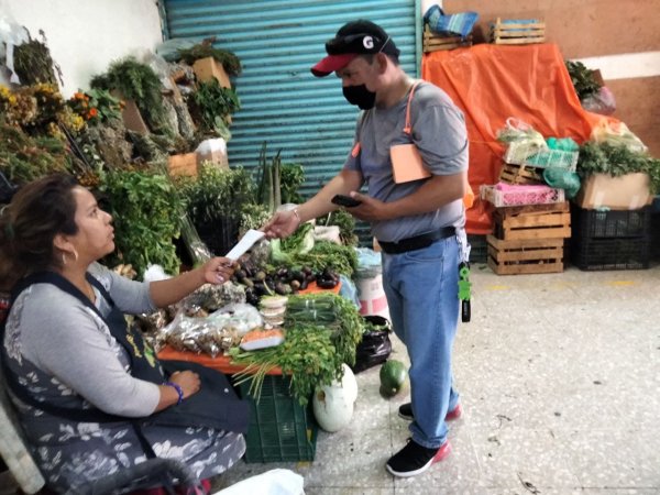 Van con María por yerbas para aligerar su malestar contra el Covid-19