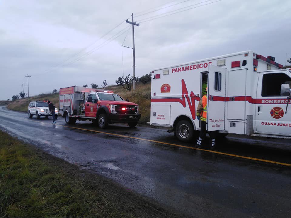 Automóvil oficial se impacta de frente en la carretera Guanajuato-Irapuato