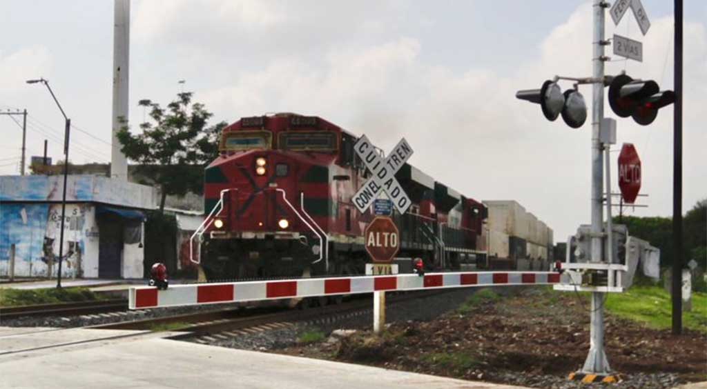 Tren se detiene por maniobra de Pemex y tráfico se desquicia en Salamanca