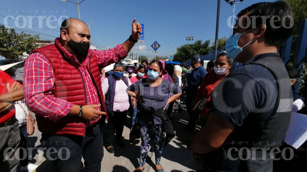 Acusan a la SSG de armar ‘listas’ de vacunación; padres confrontan a funcionarios