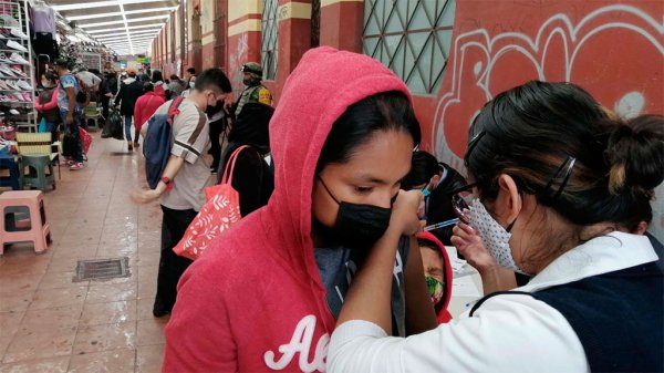 Si celayenses no van a la vacuna… colocan puestos de vacunación en mercados