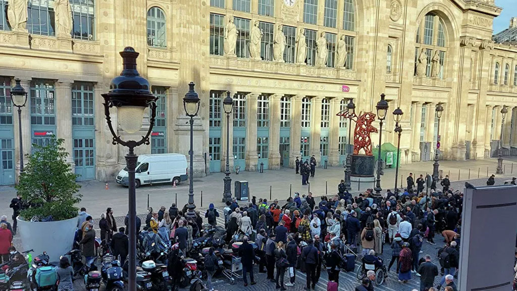 Evacúan estación Gare du Nord en París por hallazgo de paquete sospechoso