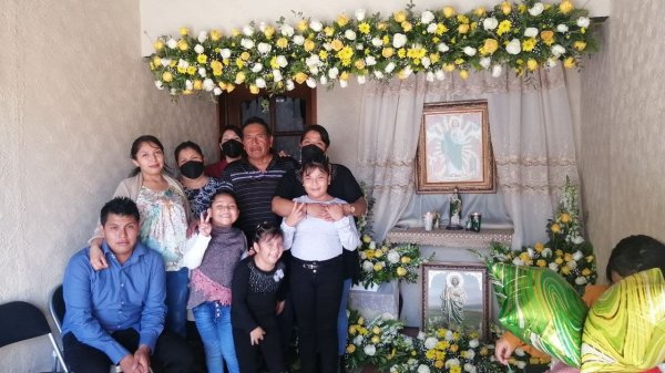 Por devoción a San Judas Tadeo, familia entrega comida en Salamanca