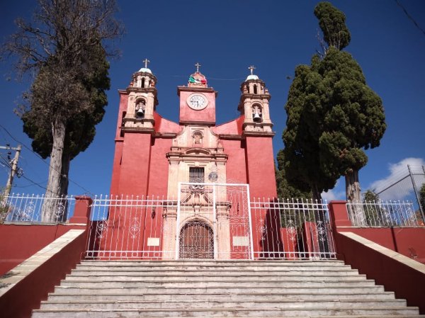 Abandonan vehículo robado en la Calzada de Guadalupe de Guanajuato