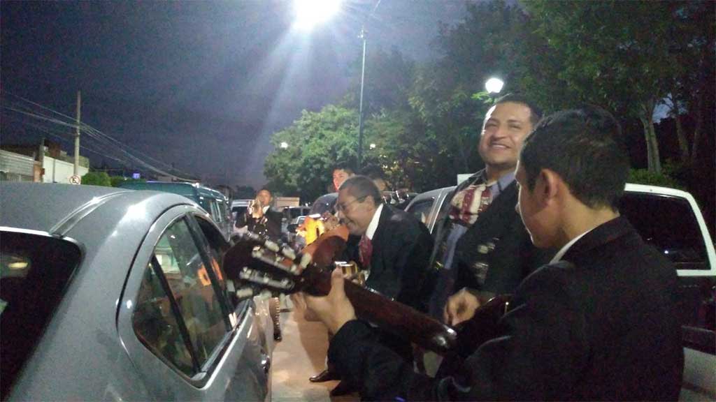 León: pese a la falta de trabajo, en la Plaza del Músico aumentan los mariachis