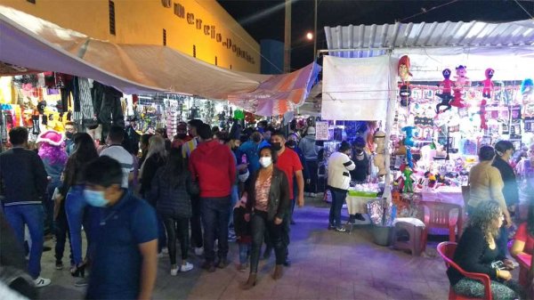 Irapuatenses abarrotan la Feria del Alfeñique en su último fin de semana