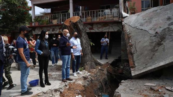 Javier Mendoza visita comunidades afectadas por grietas en Celaya