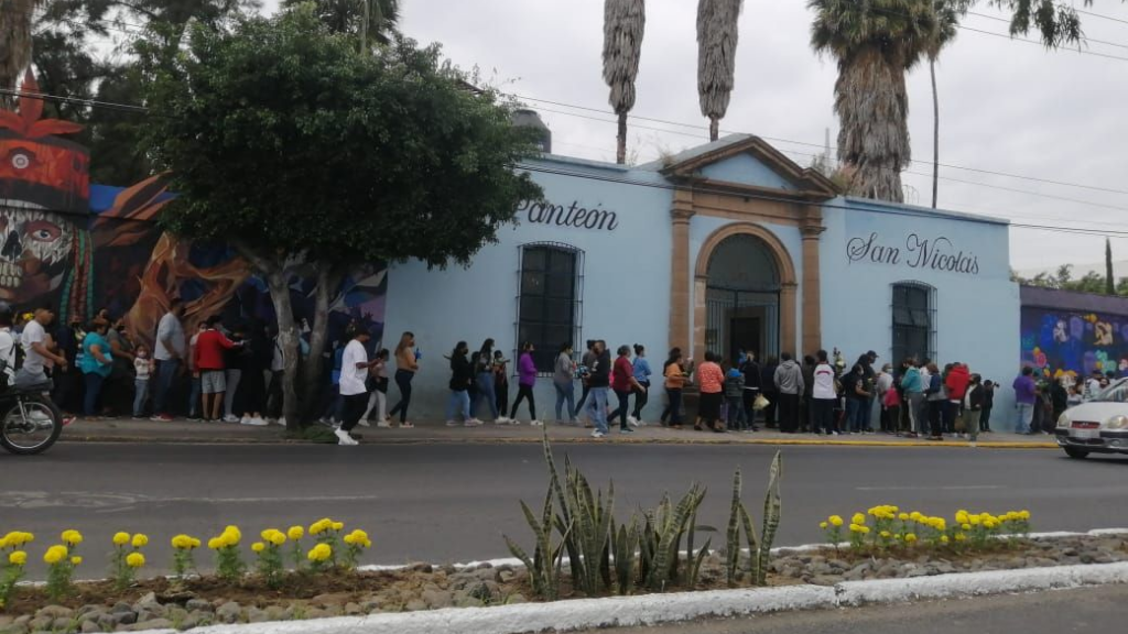 No importan 40 minutos de espera, panteones se abarrotan en León