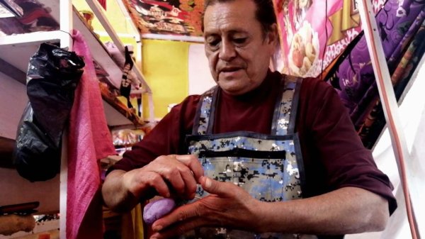 Mantiene viva la tradición del alfeñique en Celaya con su creatividad