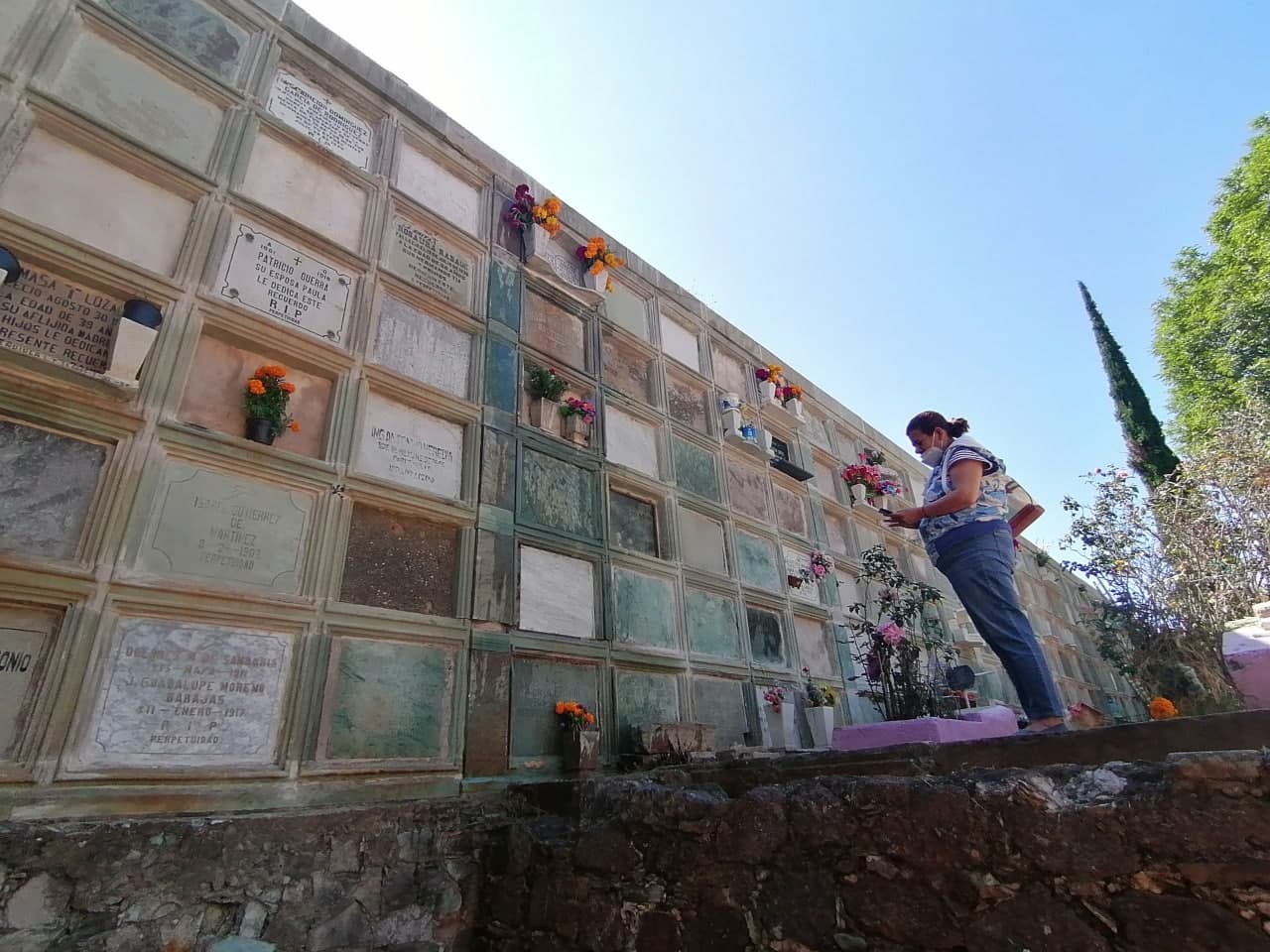 Cempasúchil, cubrebocas y gel… regresa el cariño a panteones de Guanajuato