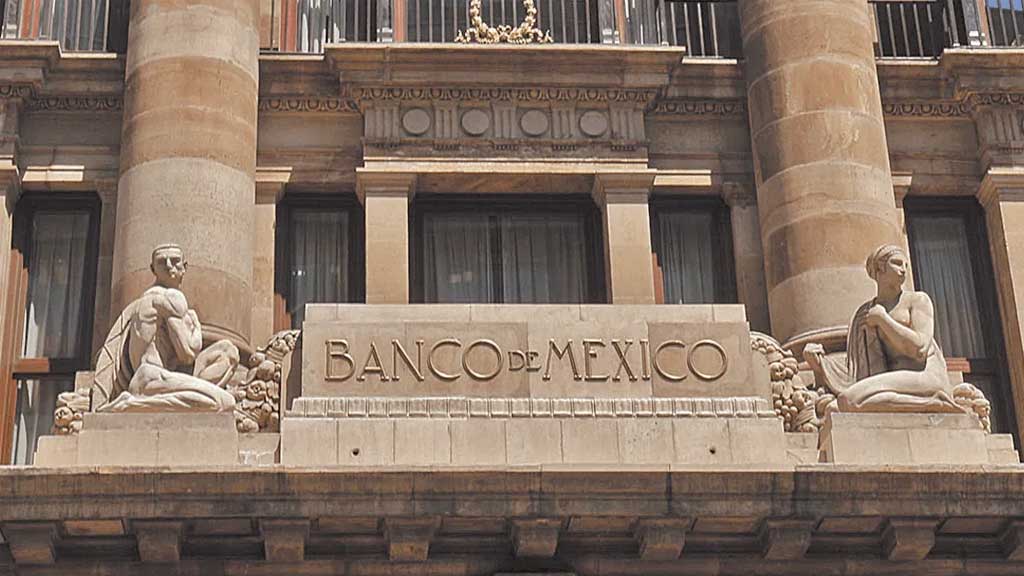 Banxico prevé contracción para cierre de 2021 y crecimiento de inflación