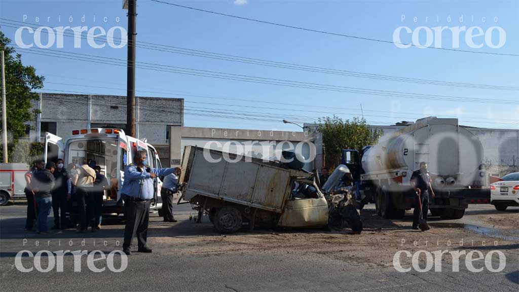 Aparatoso accidente causa caos vial en la colonia Arroyo Hondo de León