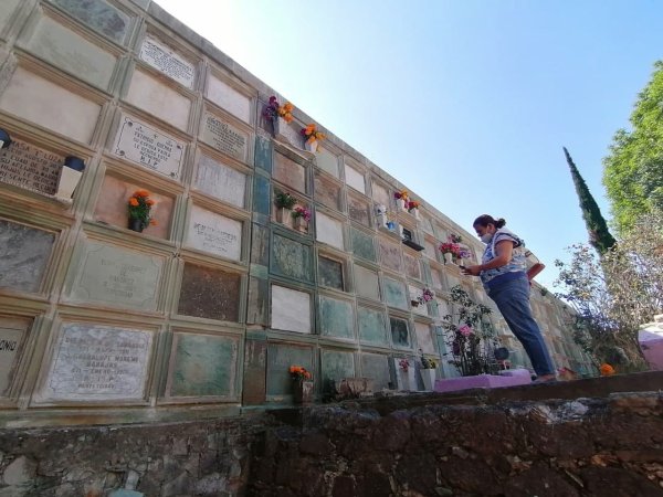 Cempasúchil, cubrebocas y gel… regresa el cariño a panteones de Guanajuato