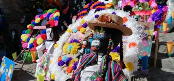 ‘Mega Ofrenda’ de Tierra Blanca entreteje cultura, memoria y color (fotos)