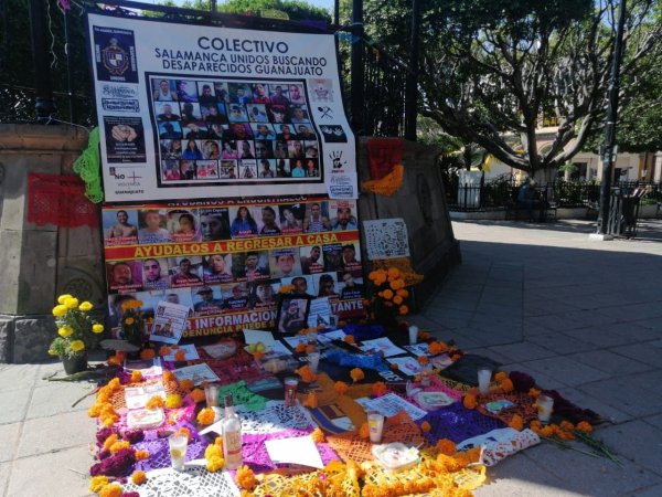 Colectivos recuerdan a familiares localizados sin vida con ofrenda de Día de Muertos