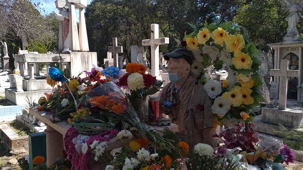 En Irapuato no olvidan a sus ‘leyendas’ y les llevan ofrendas al panteón