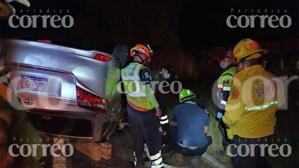 Joven vuelca su vehículo en autopista de Guanajuato por esquivar a un perro