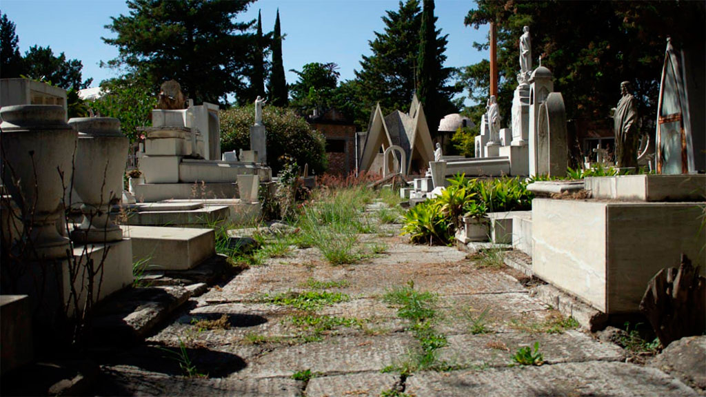 Desde niños hasta un capitán descansan en San Sebastián, entre ruinas y abandono